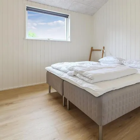 Holiday home Lonneke Knebel